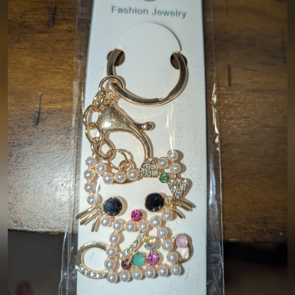 Fashion Jewelry Pearl Cat Key Holder with Gold Accents